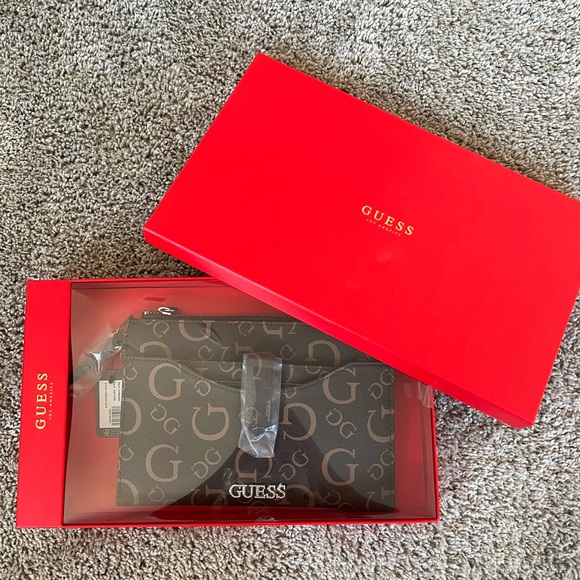 Guess Clutch NWT❤️ - Picture 2 of 10